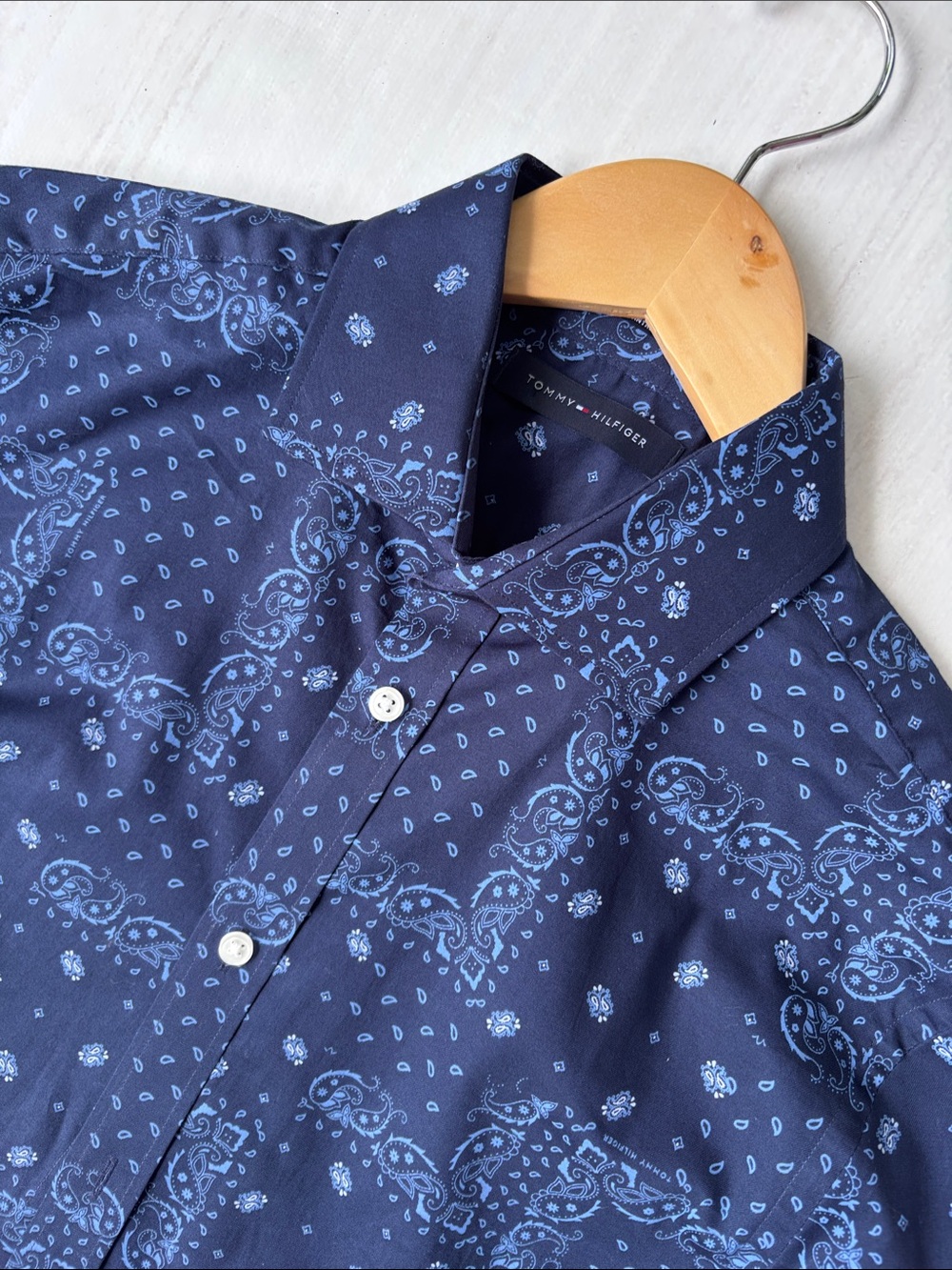 Like New Size Small Men’s Tommy Hilfiger Navy Blue Paisley Button-Down Shirt